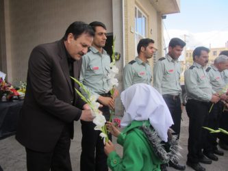 همدردی نونهالان رفسنجانی با آتش نشانان / تصاویر