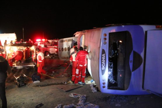 واژگونی اتوبوس در رفسنجان ۲۲ کشته و مصدوم بر جای گذاشت/تصاویر