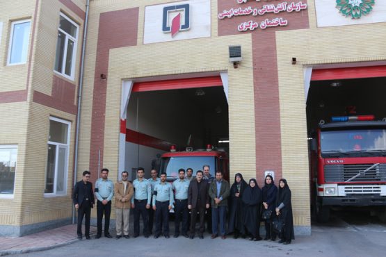 ادای احترام جمعی از خبرنگاران رفسنجان به آتش نشانان / تصاویر