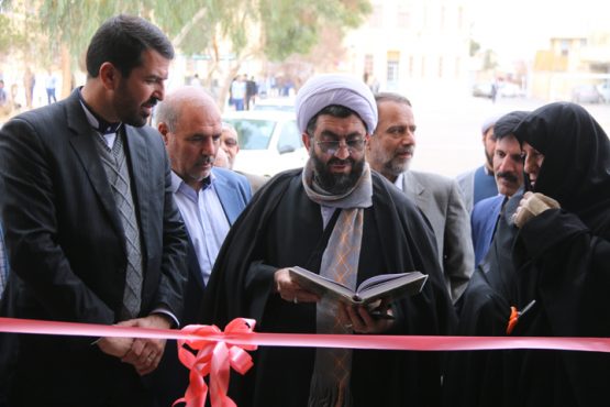 افتتاح نمایشگاه مدرسه انقلاب در دبیرستان علامه حلی رفسنجان با حضور مسئولین / تصاویر