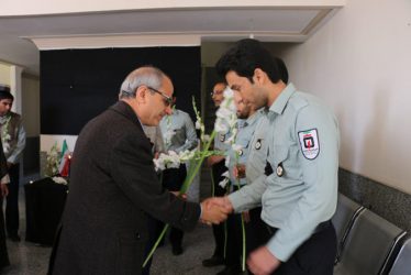 همدردی جمعی از پرسنل دانشگاه علوم پزشکی با آتشنشانان رفسنجان / عکس