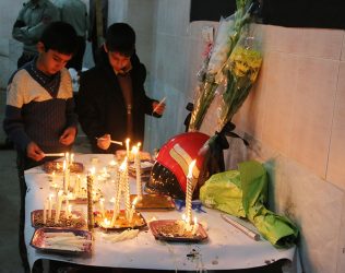 همدردی مردم رفسنجان با خانواده‌های شهدای آتش‌نشان/تصاویر