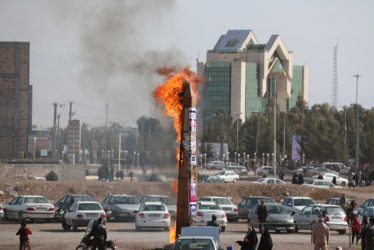 ابلیسک در راهپیمایی ۲۲ بهمن ۹۵ در رفسنجان به آتش کشیده شد/تصاویر