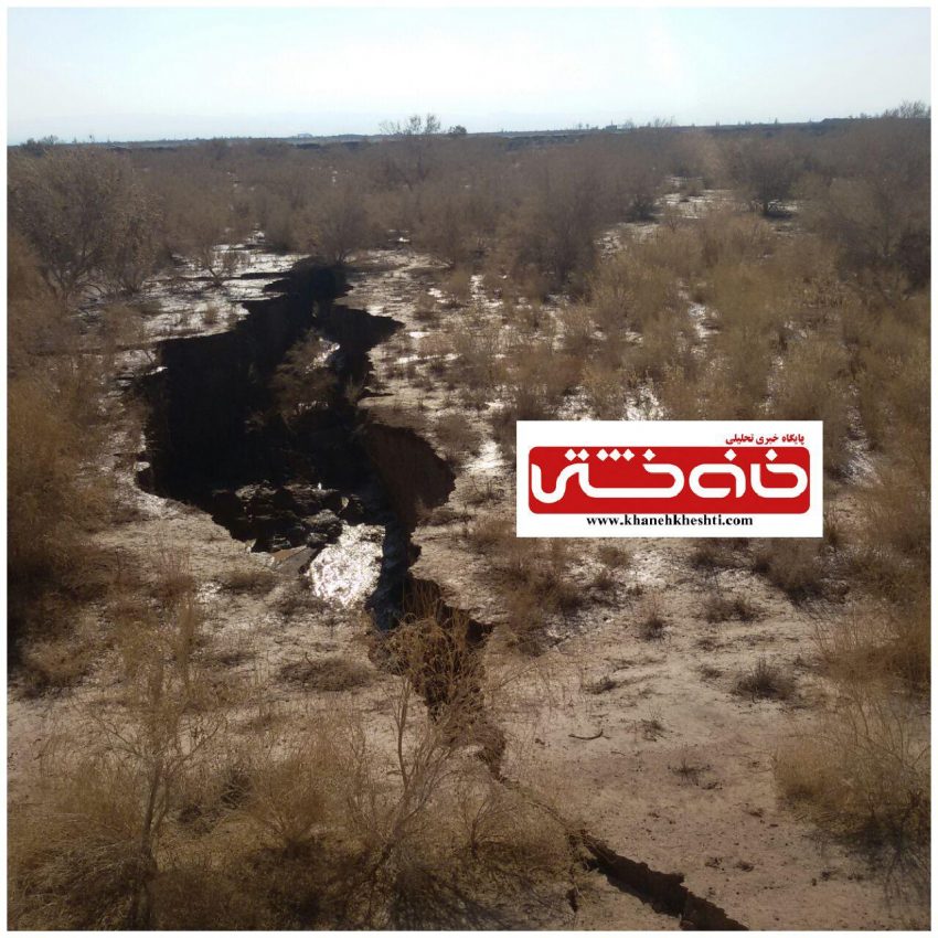 اتفاق نادر و عجیب در رفسنجان شکاف زمین بعد از بارندگی های اخیر در روستایی ناصریه