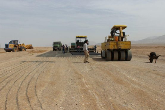 عملیات آسفالت سازی جاده جوادیه فلاح-بافق آغاز شد / عکس