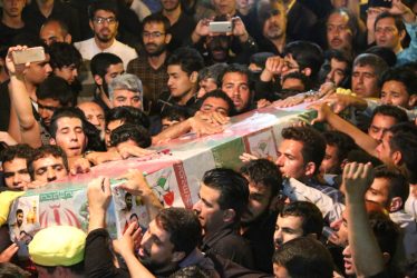 استقبال از شهید مدافع حرم حامد بافنده از میدان انقلاب رفسنجان تا حسینیه ای که شهید مداحی میکرد / تصاویر