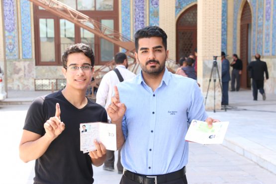 حضور باشکوه مردم و مسئولین در ساعات اولیه رای گیری در رفسنجان / شعبه مسجد جامع