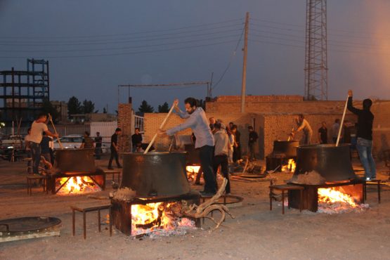 پخت حلیم با طعم عشق به مولا علی(ع) توسط جوانان رفسنجانی / گزارش تصویری