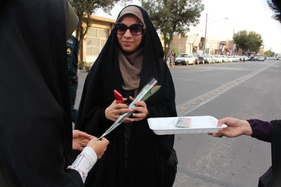 تکریم دختران و بانوان محجبه در رفسنجان / گزارش تصویری