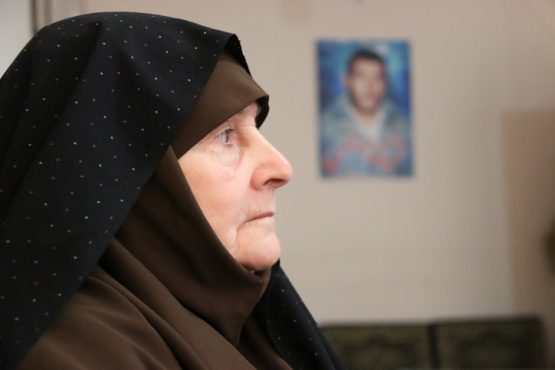 دیدار جمعی از خبرنگاران خانه خشتی با مادر شهید غواص / عکس