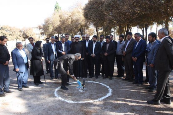 کلنگ تماشاخانه یلدا در بوستان جوان رفسنجان بر زمین زده شد / عکس