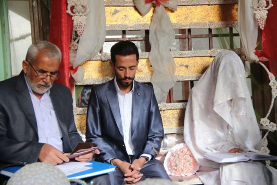 مراسم عقد یک زوج رفسنجانی در جوار مزار سید شهید میرافضلی / گزارش تصویری