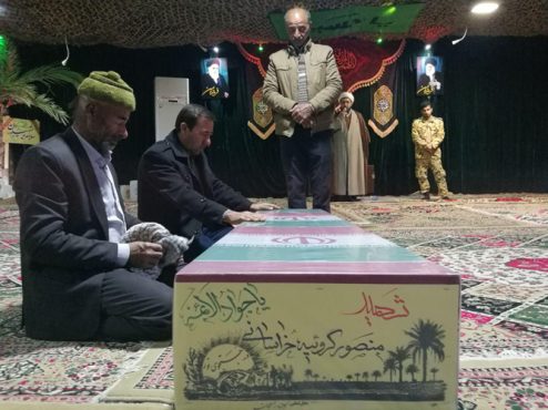 دیدار برادران شهید گروئیه خراسانی پس از ۲۹ سال فراق در معراج الشهدای تهران + عکس