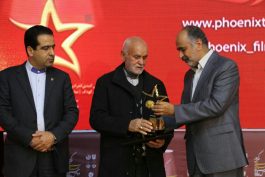 تندیس هنرمند صحنه ایثار و شهادت به پدر بزرگوار سردار شهید حاج مجید زینلی اهدا شد
