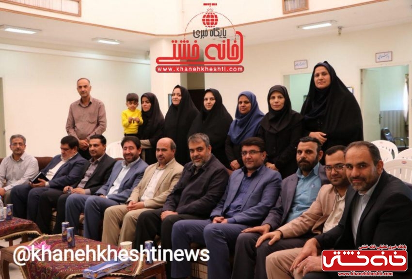 جلسه هم اندیشی مدیر کل صدا و سیمای مرکز کرمان با مدیران ادارت فرهنگی شهرستان رفسنجان همراه با هجدهمین سالگرد رادیو در محل رادیو رفسنجان برگزار شد.