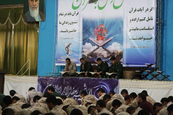 جمع خوانی قرآن کریم کارکنان توپخانه رفسنجان در ماه مبارک رمضان / تصاویر