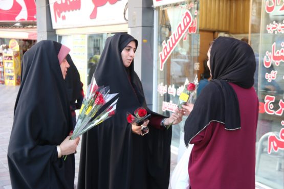 اهدای گل به بانوان در رفسنجان به مناسبت روز عفاف و حجاب / تصاویر