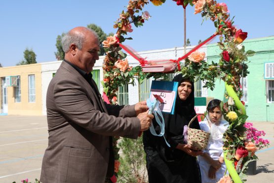 زنگ شکوفه ها و آغاز سال تحصیلی کلاس اولی ها در مدارس رفسنجان نواخته شد / عکس