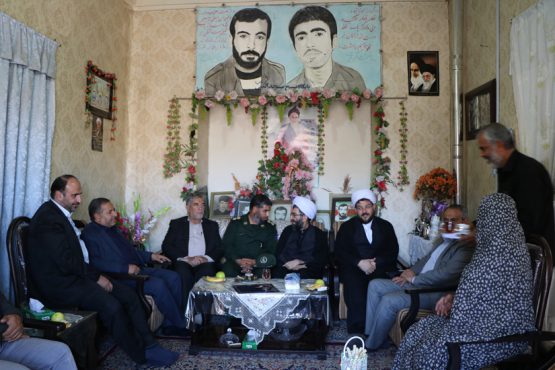 دیدار مسئولین رفسنجان با خانواده های شهدا به مناسبت هفته دفاع مقدس / تصاویر