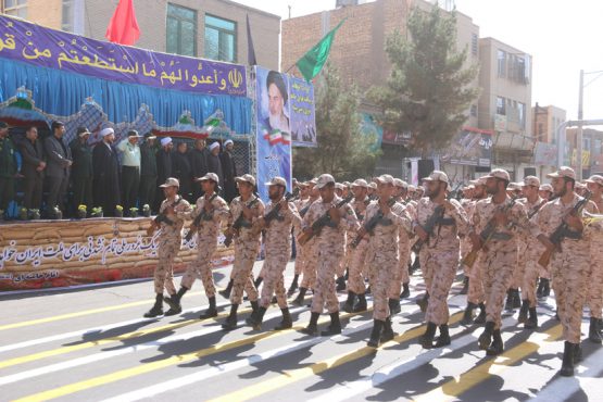 یگان های نظامی و انتظامی شهرستان رفسنجان رژه رفتند / تصاویر
