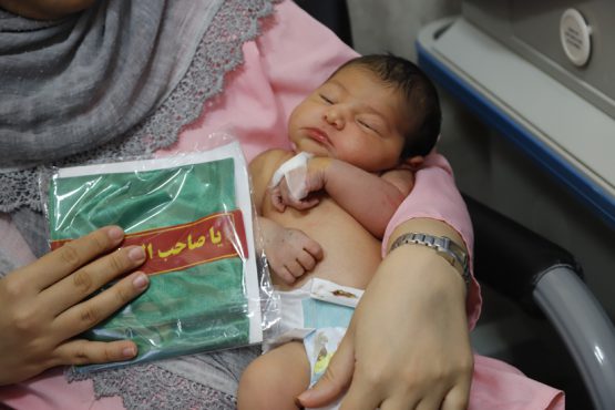 اهداء لباس شیرخوارگان حسینی به نوزادان بیمار رفسنجان