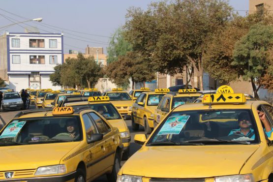 رژه تاکسی رانان و غبارروبی قبور شهدای رفسنجان به مناسبت هفته تعاون / تصاویر