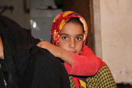 توموری بر چهره ی ندای هفت ساله ، او را در حسرت مدرسه رفتن در رفسنجان گذاشت / عکس
