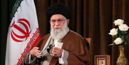 مقامات آمریکا شارلاتان و تروریست هستند/ اگر کوته‌بینی نکنیم ایران به قلّه حکومت اسلامی می‌رسد