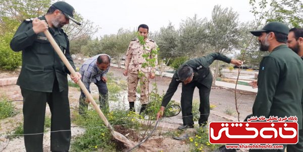 غرس ۱۴۰ اصله نهال به نیت تکریم شهدای مدافع سلامت در ناحیه مقاومت بسیج رفسنجان