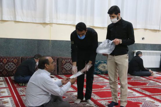 توزیع ماسک در مساجد رفسنجان در شبهای قدر + تصاویر