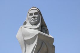 مجسمه مادر محکم ایستاده و حریمش را حفظ کرده است/ منتظریم که یادمان شهدای مدافع حرم بر دیوارهای زیرگذر خلیج فارس نقش ببندد