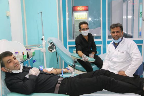 مهر رضوی با اهدای خون خادمیاران آستان قدس رضوی در رفسنجان تبلور یافت/ تصاویر