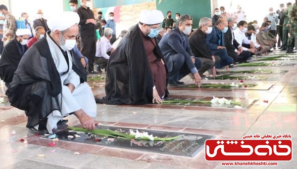 آیین گلباران قبور شهدای رفسنجان در هفته دفاع مقدس+ عکس