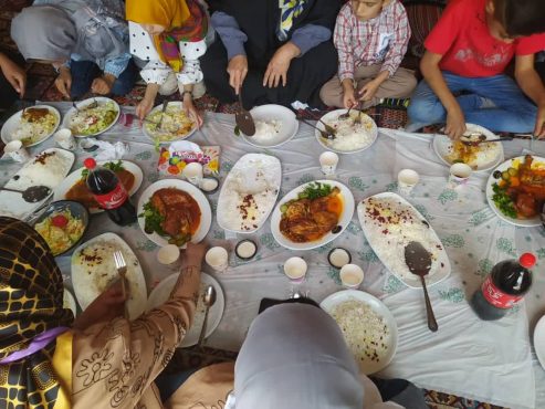 خیرین رفسنجان برای ۱۵ کودک بی سرپرست مهمانی‌ عید فطر گرفتند