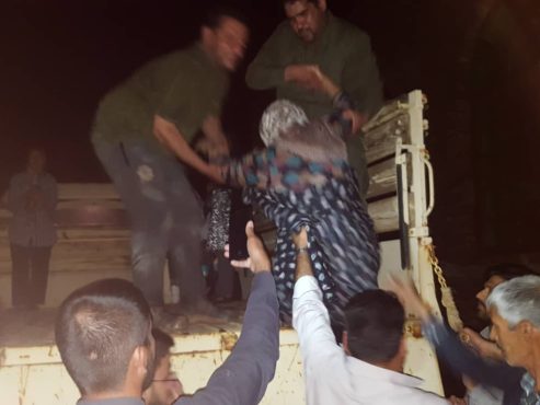 انتقال سیل زدگان روستای ناصریه رفسنجان به محل امن با دو دستگاه نفربر سپاه