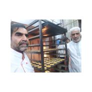 پخت و توزیع کیک یزدی برای نخستین بار در کربلا توسط موکب خاتم الانبیا رفسنجان