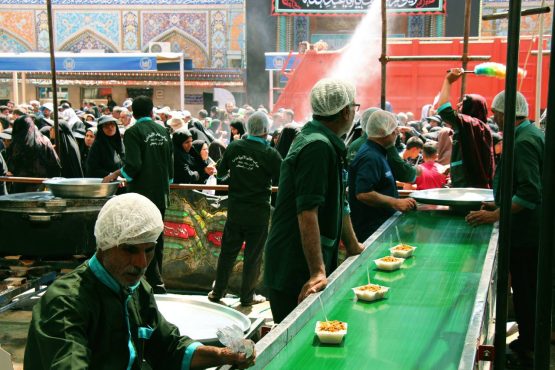 طعام حسینی مردم رفسنجان بر دستان زائرین کربلا