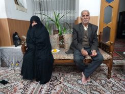 دیدار گروه خادمین شهدا با خانواده شهید حسین آخوندی