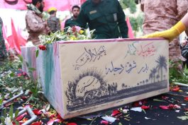 <span style='color:#a2a2a2;font-size:12px;'>رفسنجان با قدم‌های دو شهید بی‌نام، دوباره حماسه‌ساز می‌شود؛</span><br/>استقبال از دو شهید گمنام در رفسنجان