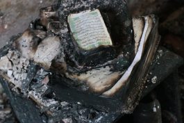 <span style='color:#a2a2a2;font-size:12px;'>معجزهای از قرآن این بار در رفسنجان؛</span><br/>خانهای در آتش سوخت اما قرآن نسوخت+فیلم و عکس