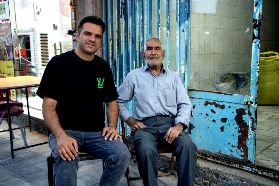 <span style='color:#a2a2a2;font-size:12px;'>به گزارش خانه خشتی؛</span><br/>کسبهی راسته بازار رفسنجان در قاب دوربین خانهخشتی