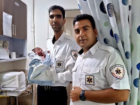 <span style='color:#a2a2a2;font-size:12px;'>هدیه آسمانی در روز اورژانس؛</span><br/>پرسنل اورژانس رفسنجان ناجی جان مادر و نوزاد شدند 