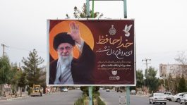 اکران طرح‌های فرهنگی شهادت امام خامنه‌ای در سطح شهر رفسنجان