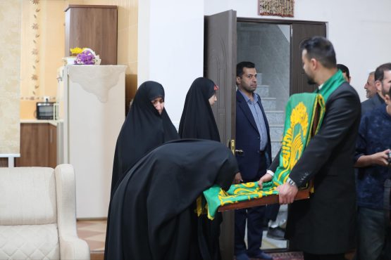 <span style='color:#a2a2a2;font-size:12px;'>گزارش تصویری؛</span><br/>حضور کاروان «زیر سایه‌ی خورشید» در منزل خواهر شهیدان شیرازی