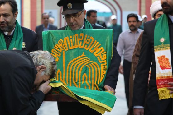 <span style='color:#a2a2a2;font-size:12px;'>گزارش تصویری؛</span><br/>حضور کاروان «زیر سایه‌ی خورشید» خادمان آستان قدس رضوی در گلزار شهدای عباس‌آباد