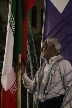 <span style='color:#a2a2a2;font-size:12px;'>گزارش؛</span><br/>یک ساعت ایستادگی/  همه‌ی مردم رفسنجان علمدار یک پرچم شدند