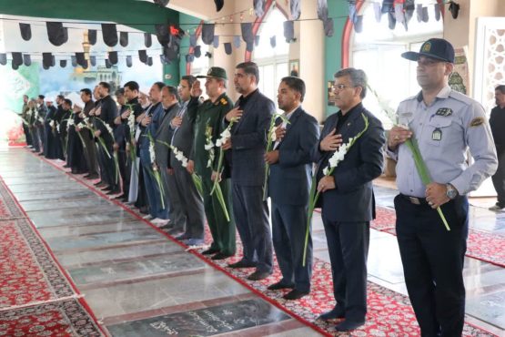 قبور گلزار شهدای رفسنجان گلباران شد